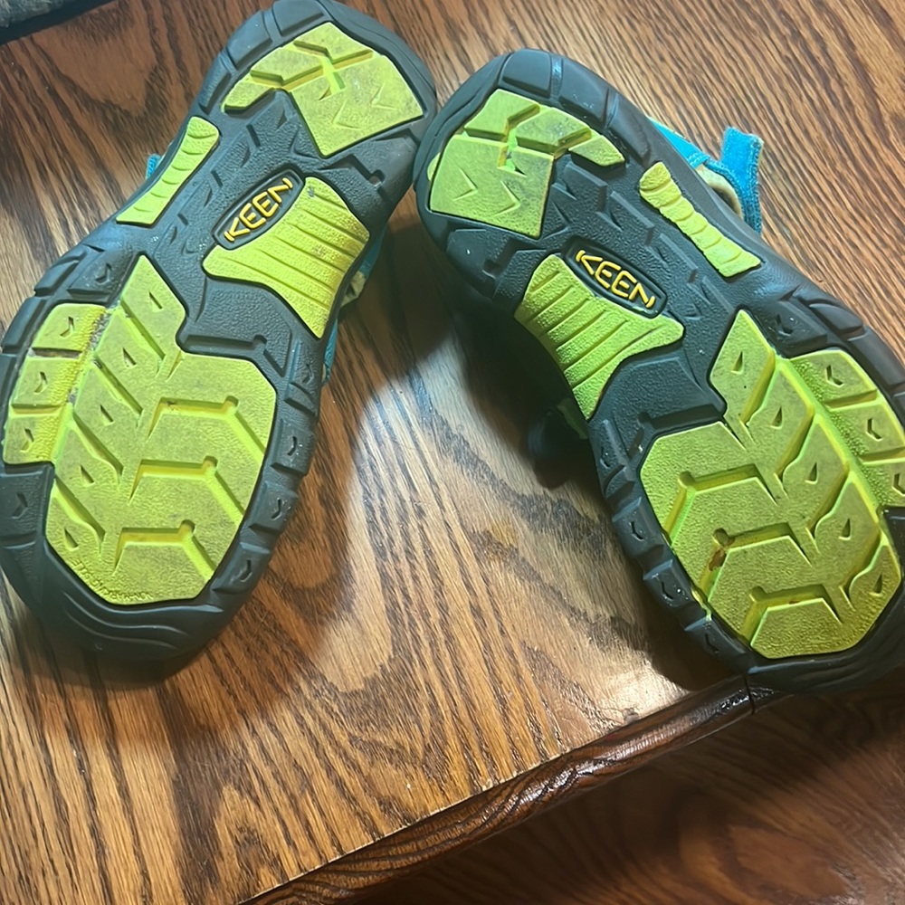 Keens sandals for kids. Open slits but solid rubber toe.Newport H2 size 3youth. - Picture 3 of 5